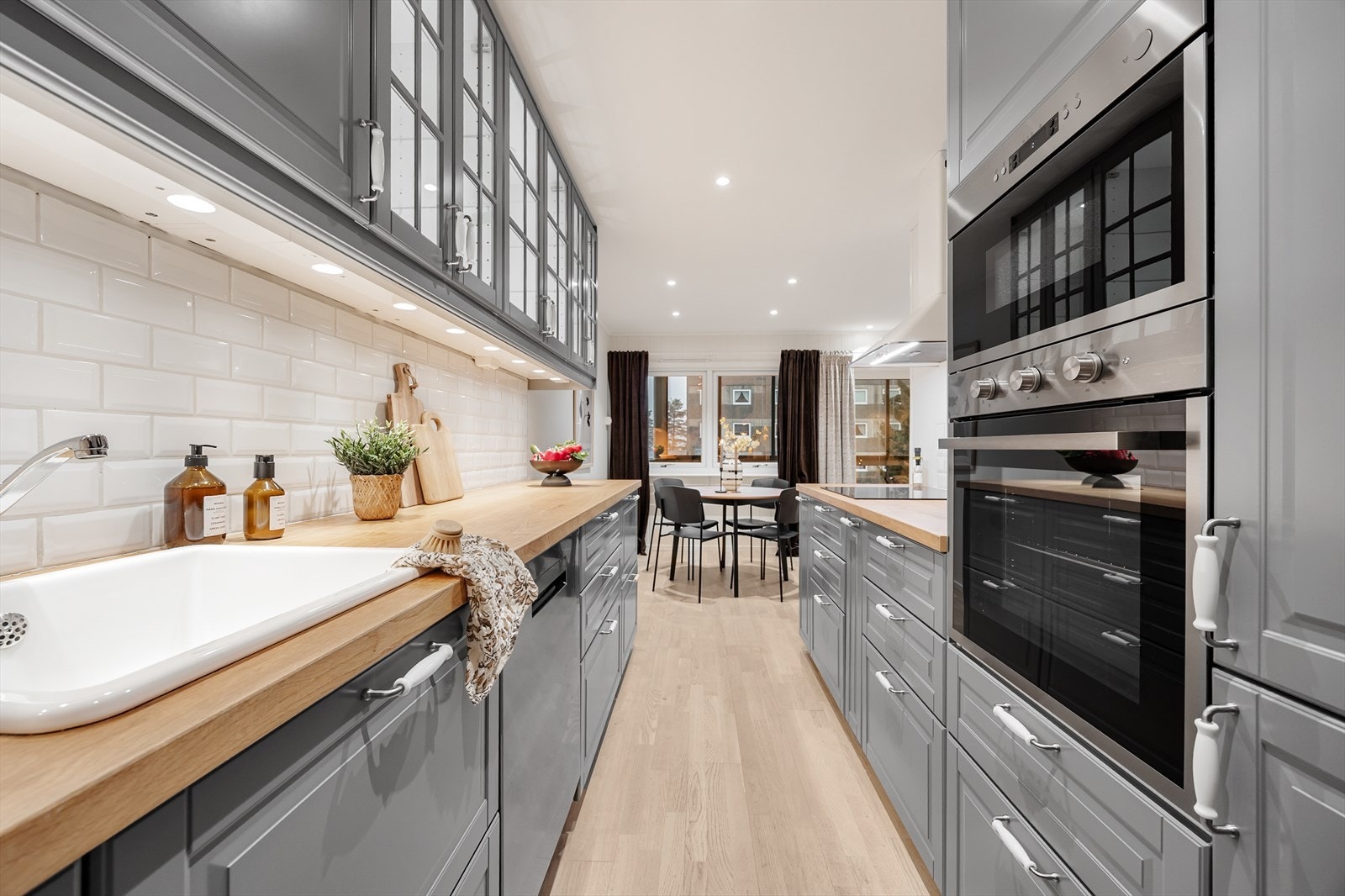 På kjøkkenet er det integrert løsning bestående av ovn, oppvaskmaskin, kjøleskap med frysedel, mikrobølgeovn og induksjonstopp. Galleribilde