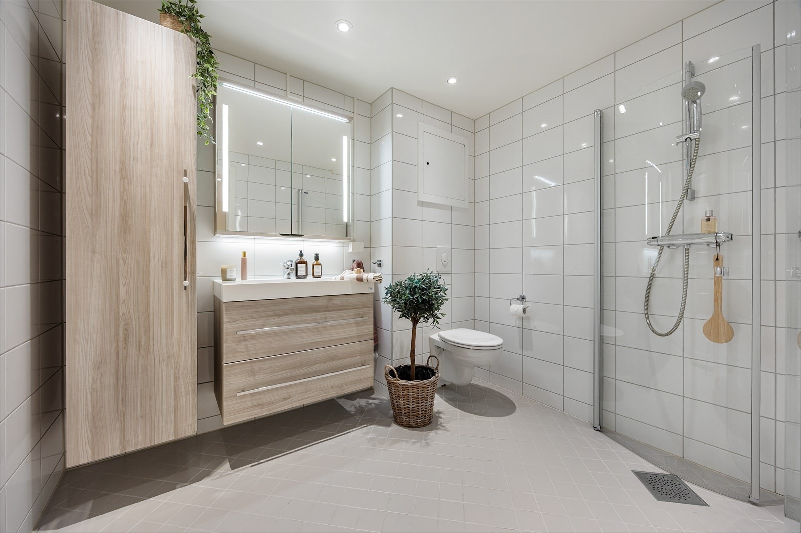 Badet er fra 2017 og har flislagte overflater og varmekabler i gulvet. Galleribilde