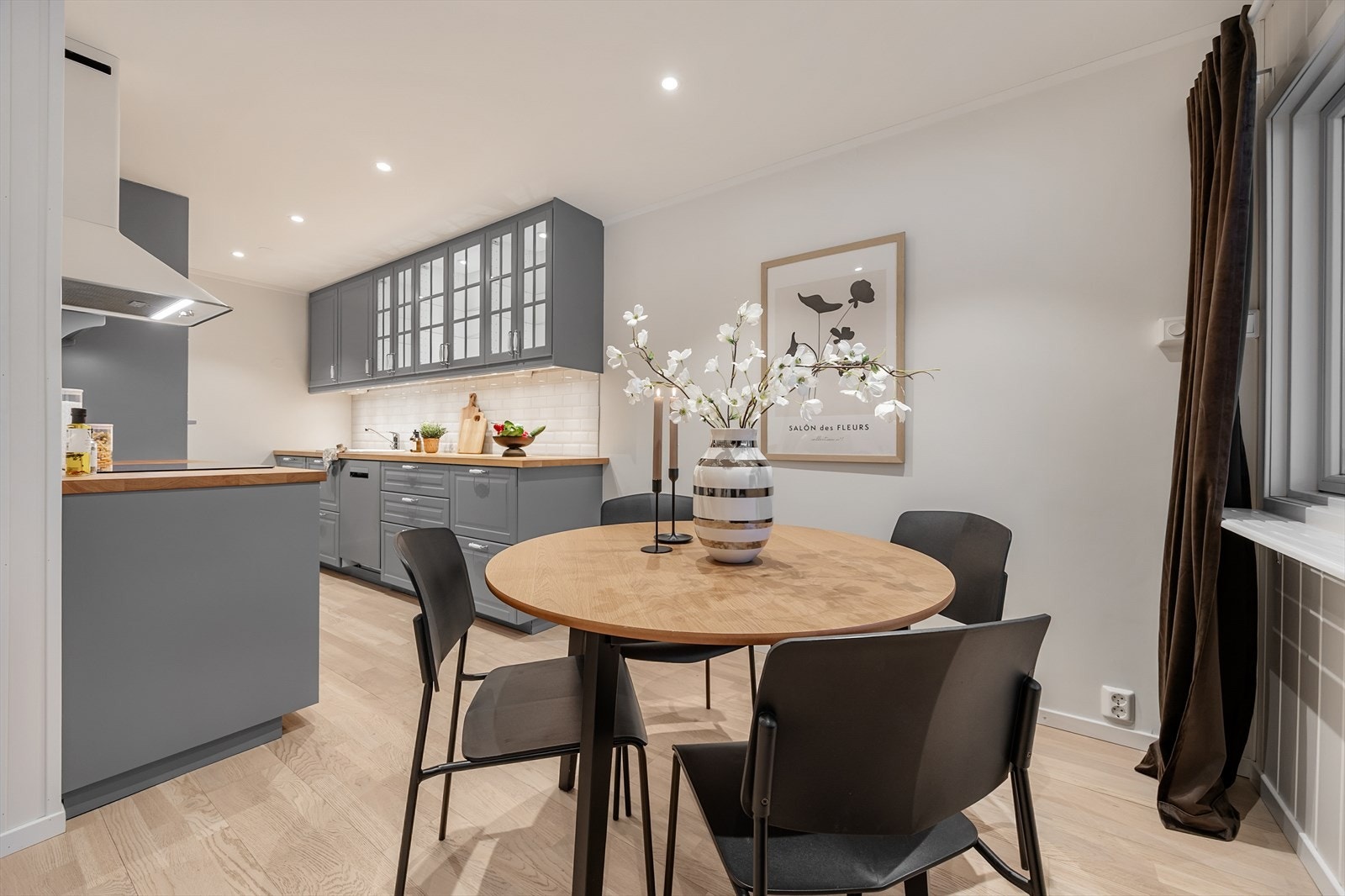 I tilknytning til kjøkkenet er det også plass til en separat spisegruppe. Galleribilde