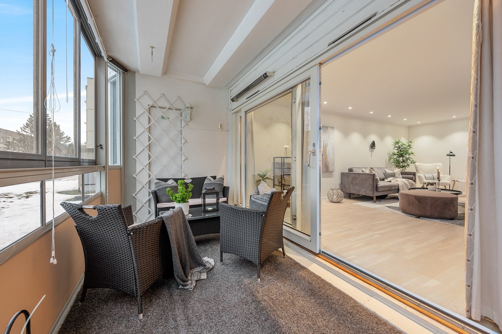 Den innglassede balkongen er en fin forlengelse av stuen uavhengig av vær og vind. Galleribilde