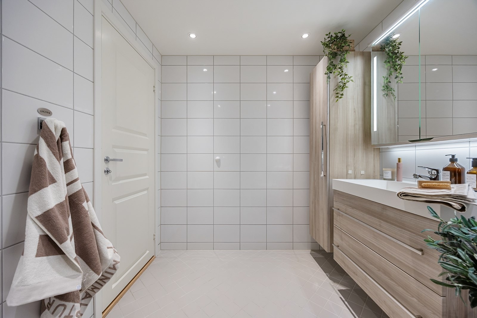 I rommet er det også plass til et høyskap for oppbevaring av håndklær og diverse. Galleribilde