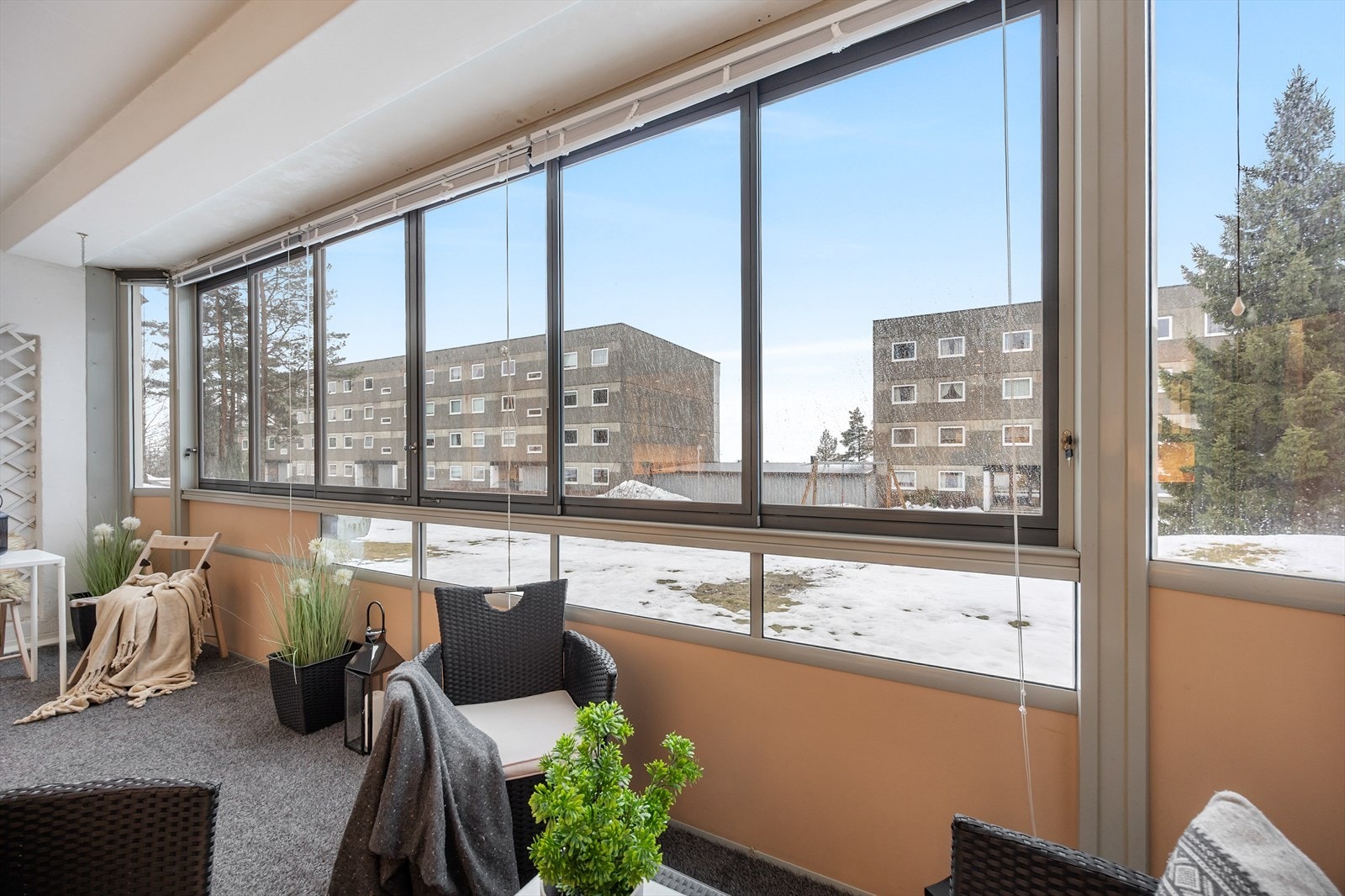 Her har man utsikt mot borettslagets rolige og grønne fellesområder. Galleribilde