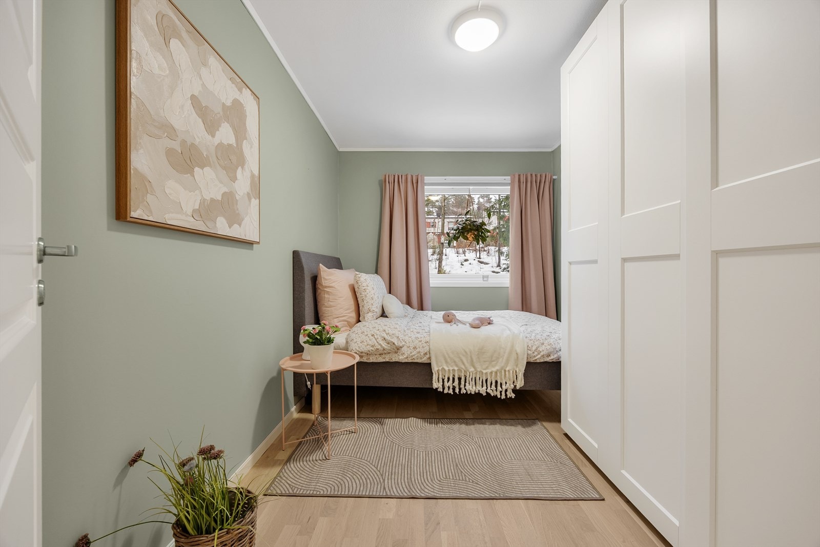 Det andre soverommet er også romslig med plass til seng og skapløsning. Galleribilde