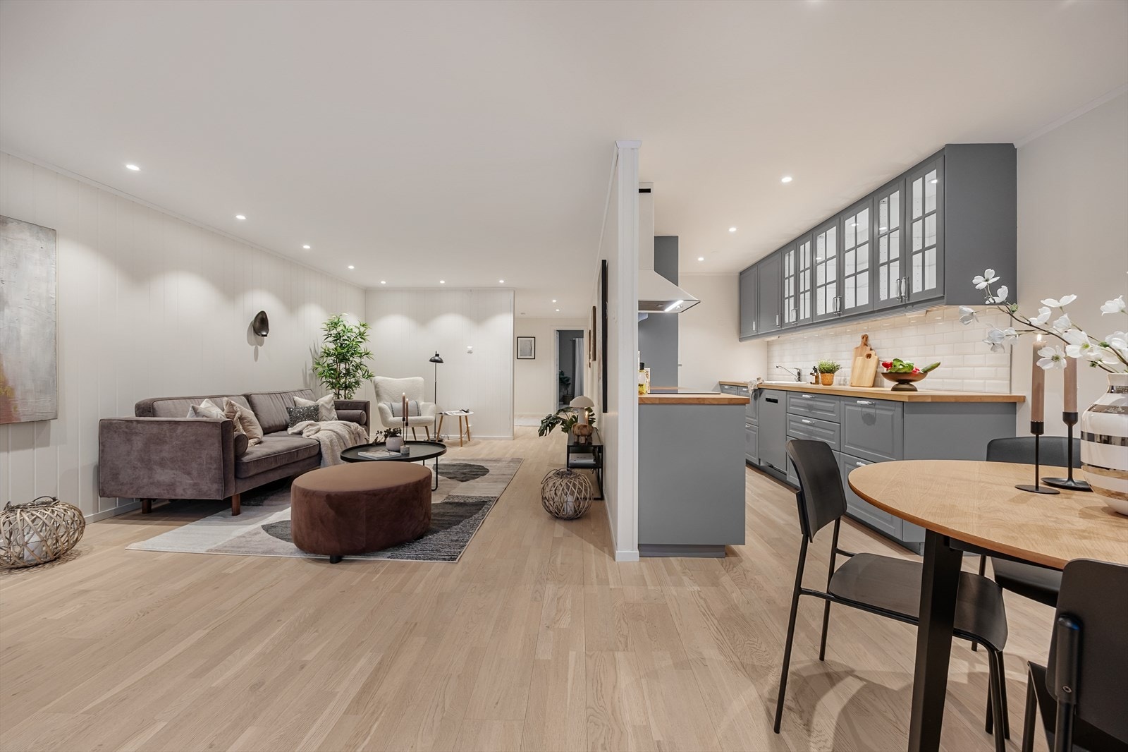 Den åpne stue-/kjøkkenløsningen sørger for en sømløs overgang mellom oppholdsrommene. Galleribilde