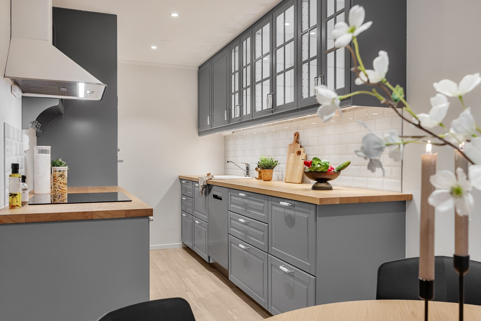 Kjøkkenet har gode skapløsninger for oppbevaring, i tillegg til solide arbeidsflater på benkeplaten. Galleribilde