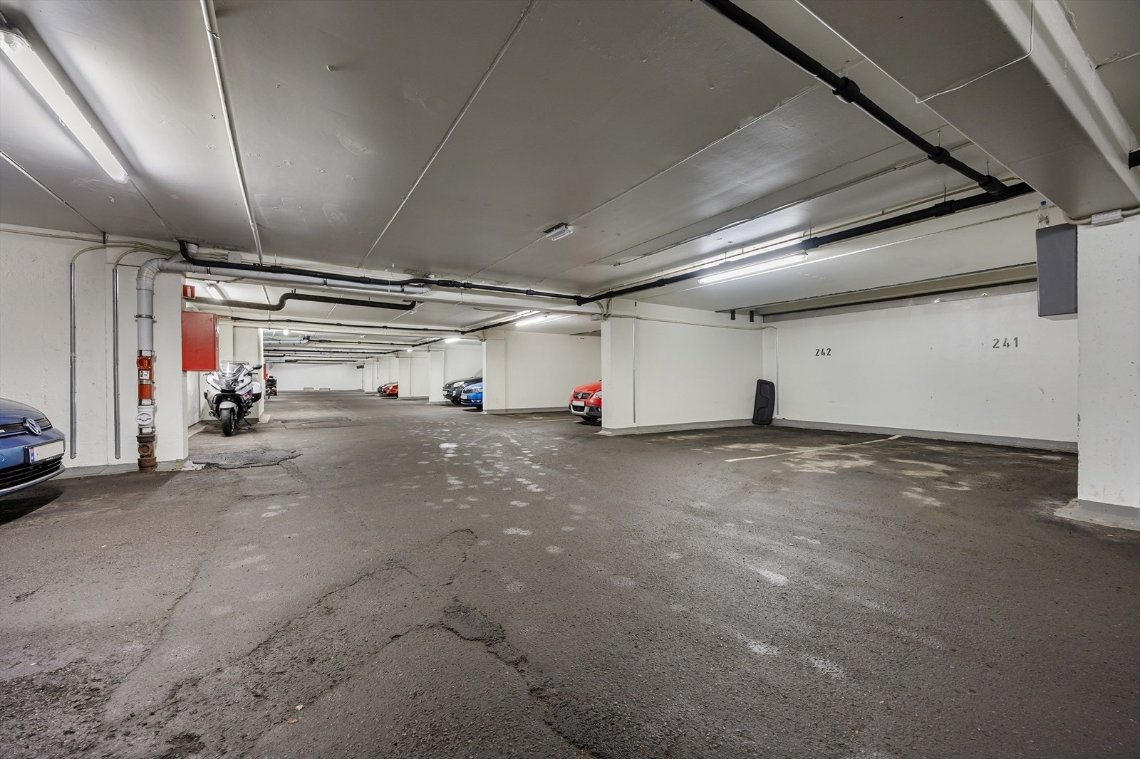 Borettslaget har 150 parkeringsplasser for utleie i felles garasjeanlegg, i tillegg til 30 parkeringsplasser på utendørs biloppstillingsplass. Galleribilde