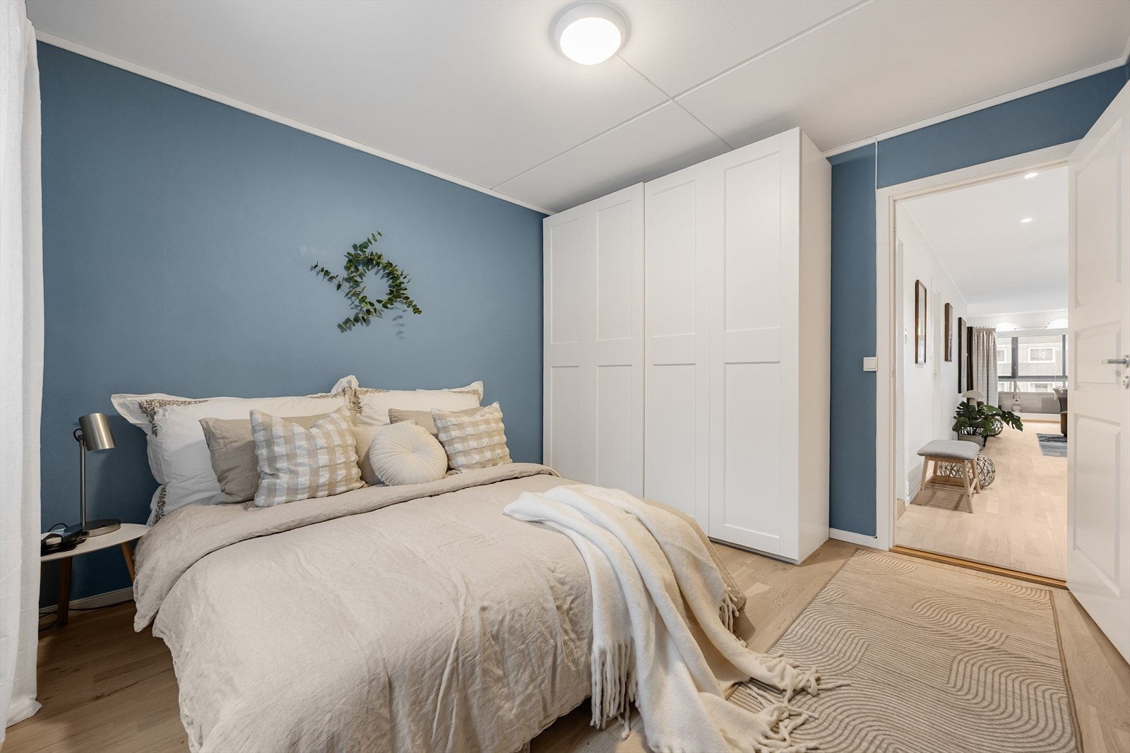 Hovedsoverommet er av god størrelse og er malt i et pent fargepalett. Galleribilde