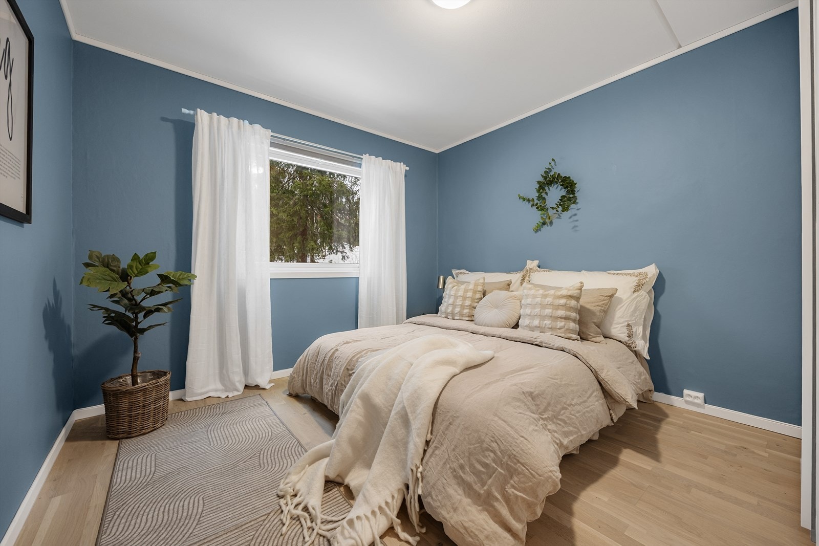 Her er det god plass til både dobbeltseng, nattbord og garderobeskap. Galleribilde