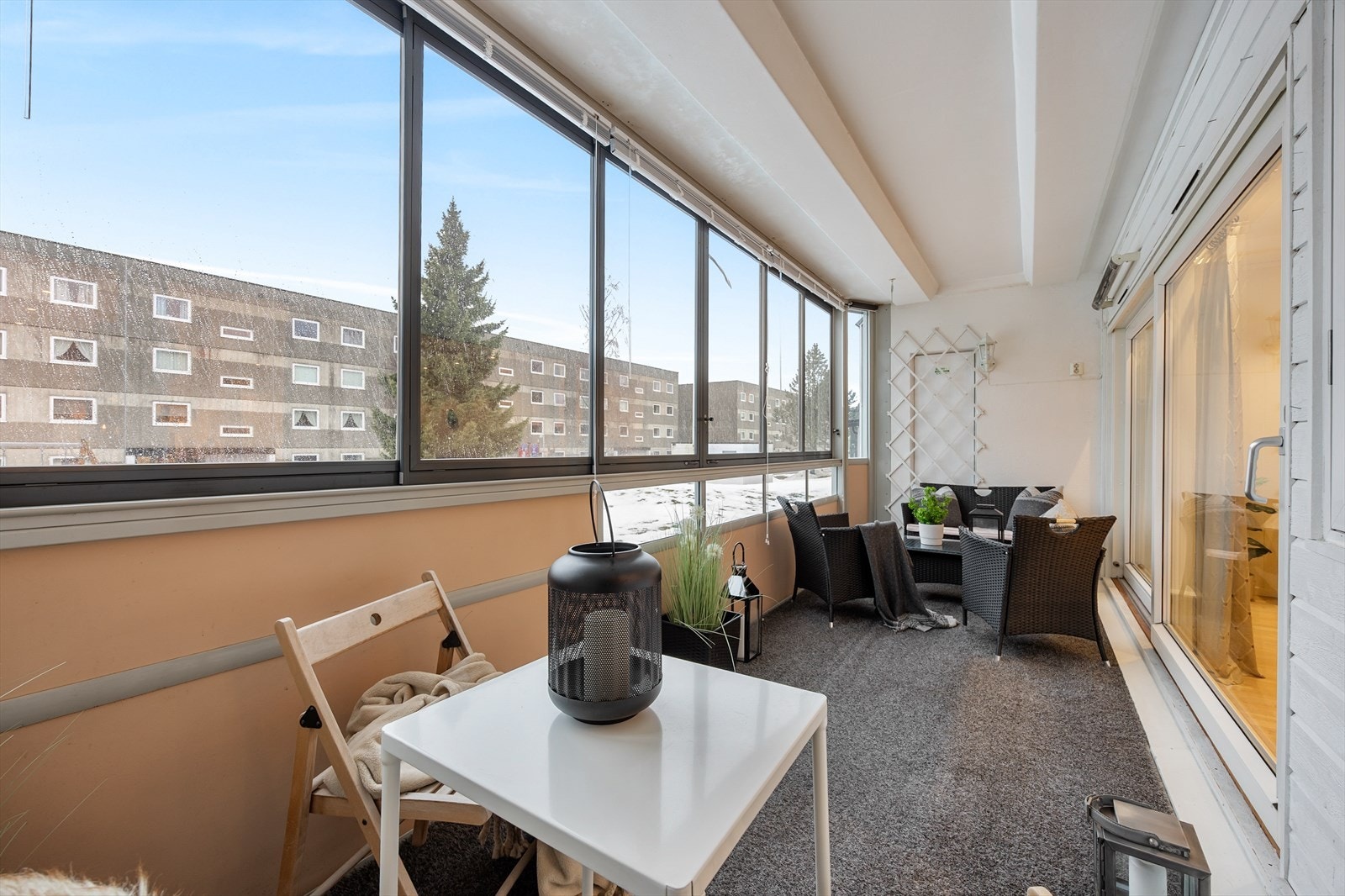 Det er installert en varmelampe på veggen som sørger for effektiv oppvarming på balkongen. Galleribilde