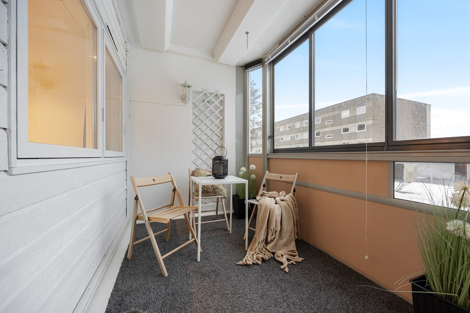 Det er god plass til et trivelig kafésett og beplantning for de som ønsker det. Galleribilde