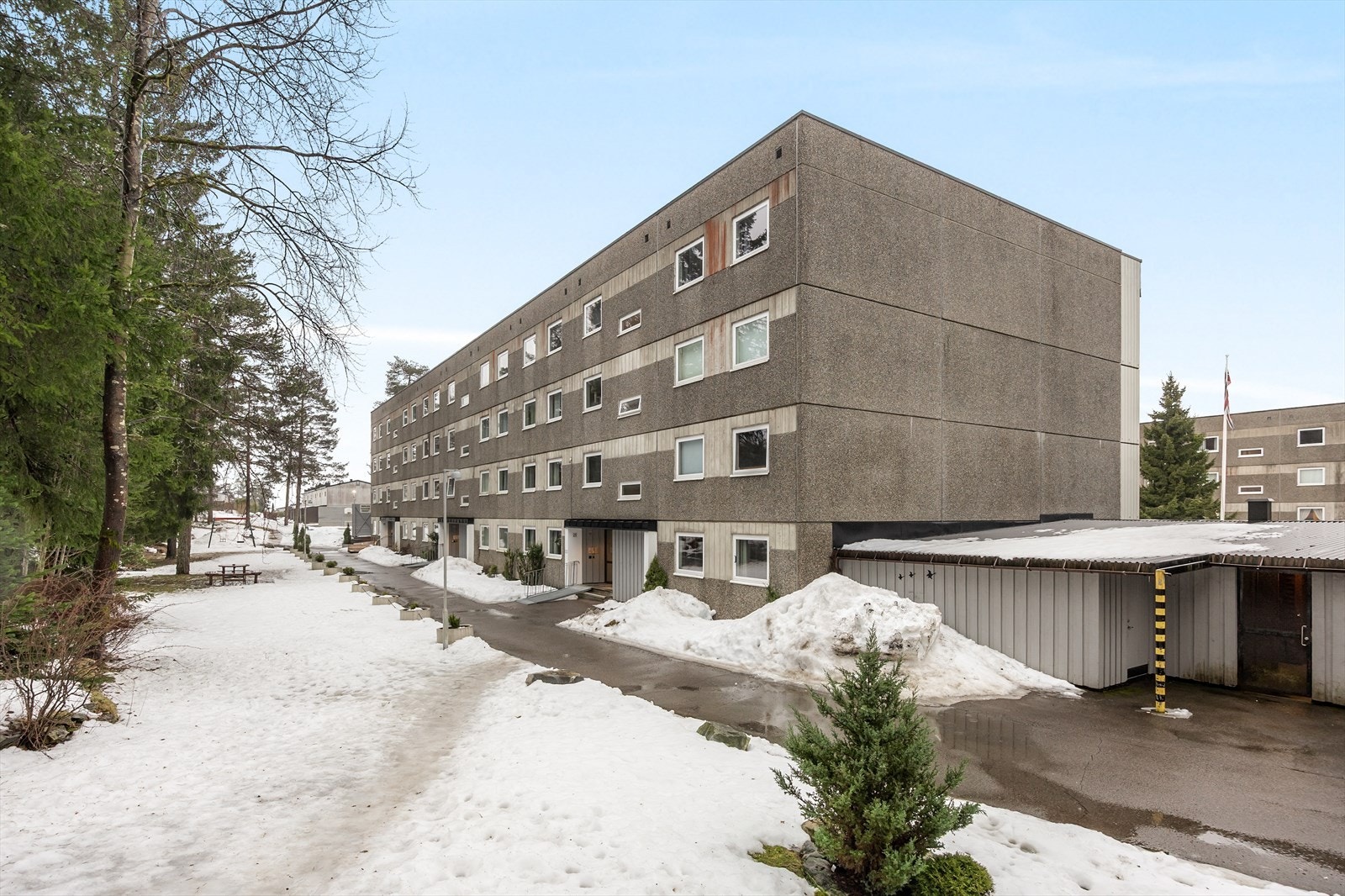 Fra borettslaget er det gåavstand til alt man trenger i hverdagen som skoler, kjøpesenter, kollektivtransport og flotte turområder gjennom skog og mark. Galleribilde