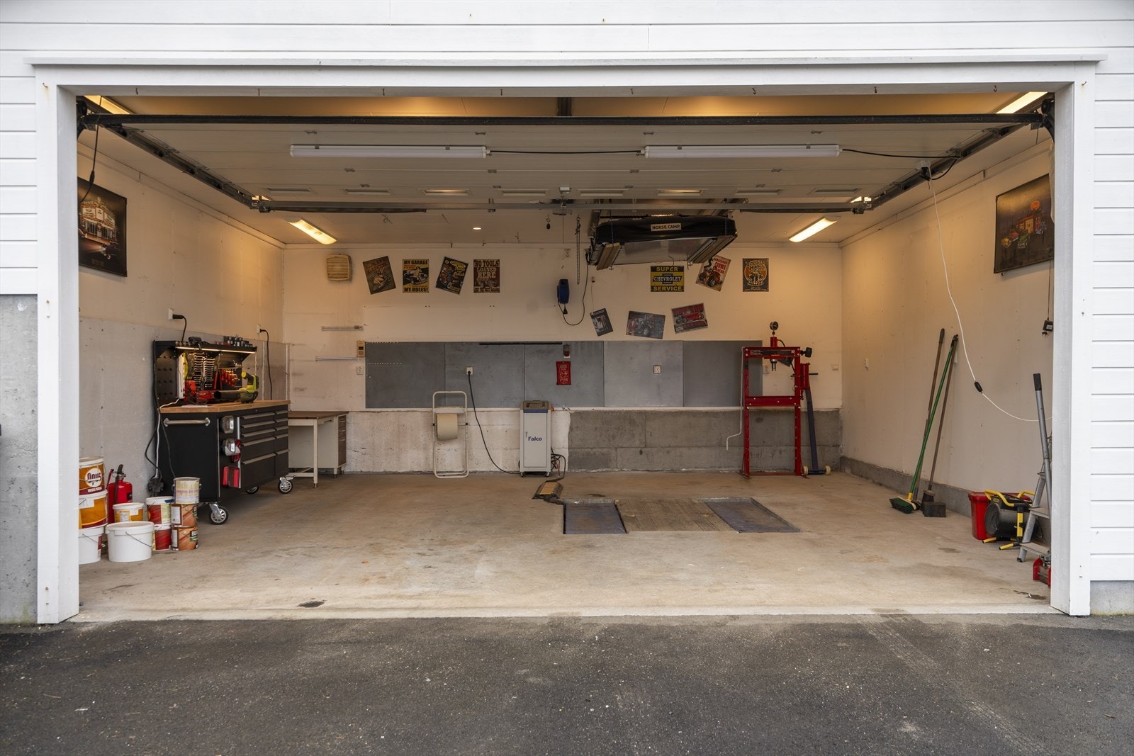 Stor garasje med løftebukk Galleribilde