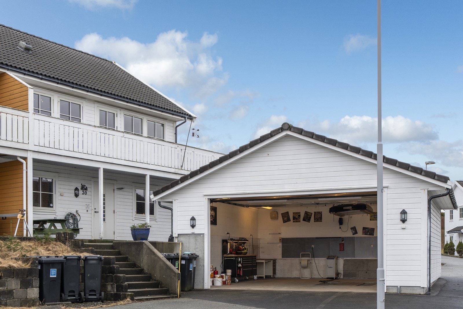 Stor garasje med løftebukk Galleribilde