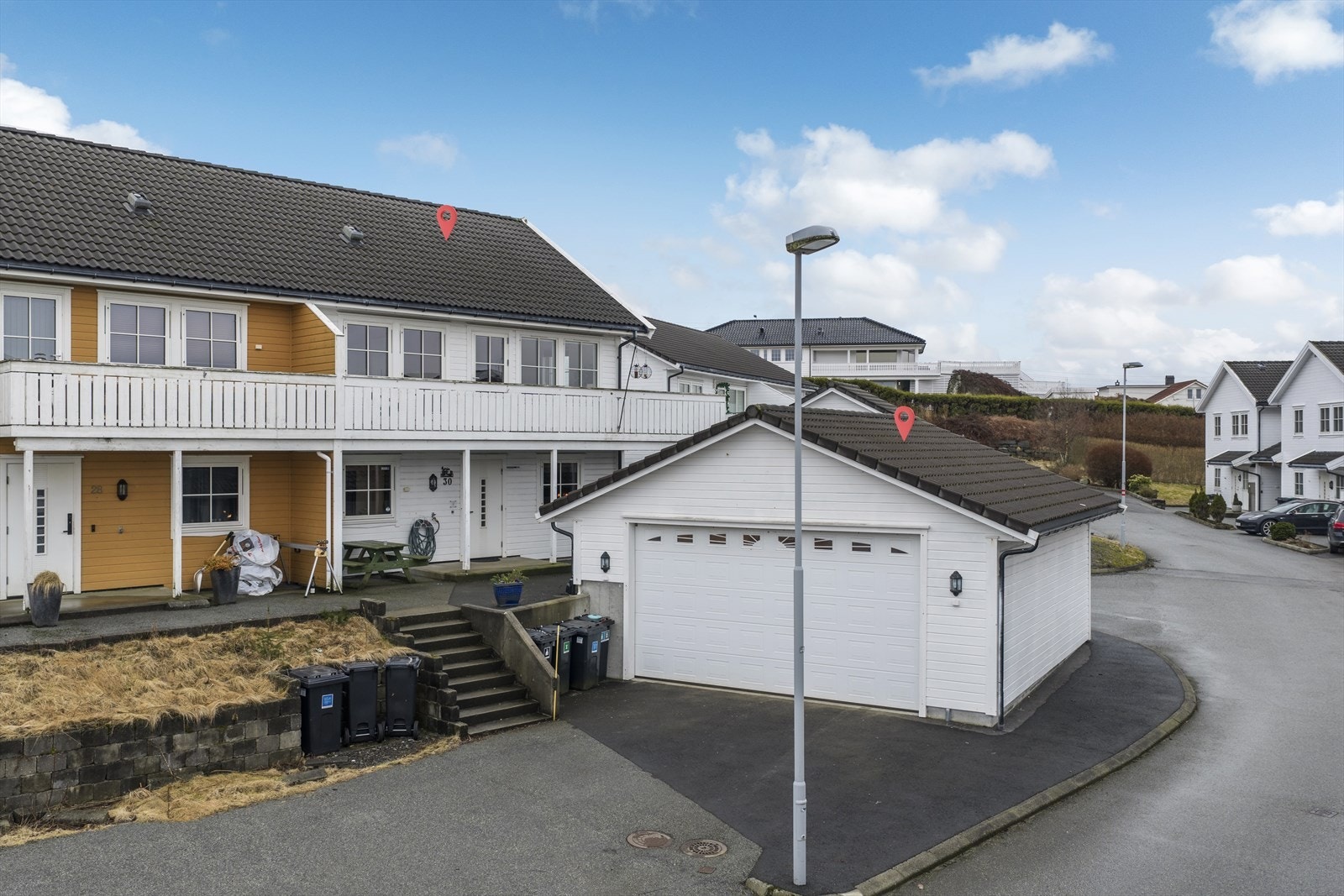 Halvpart av vertikaldelt tomannsbolig - Stor garasje - Stor, solrik terrasse - Beliggende i blindvei - Loft med muligheter Galleribilde