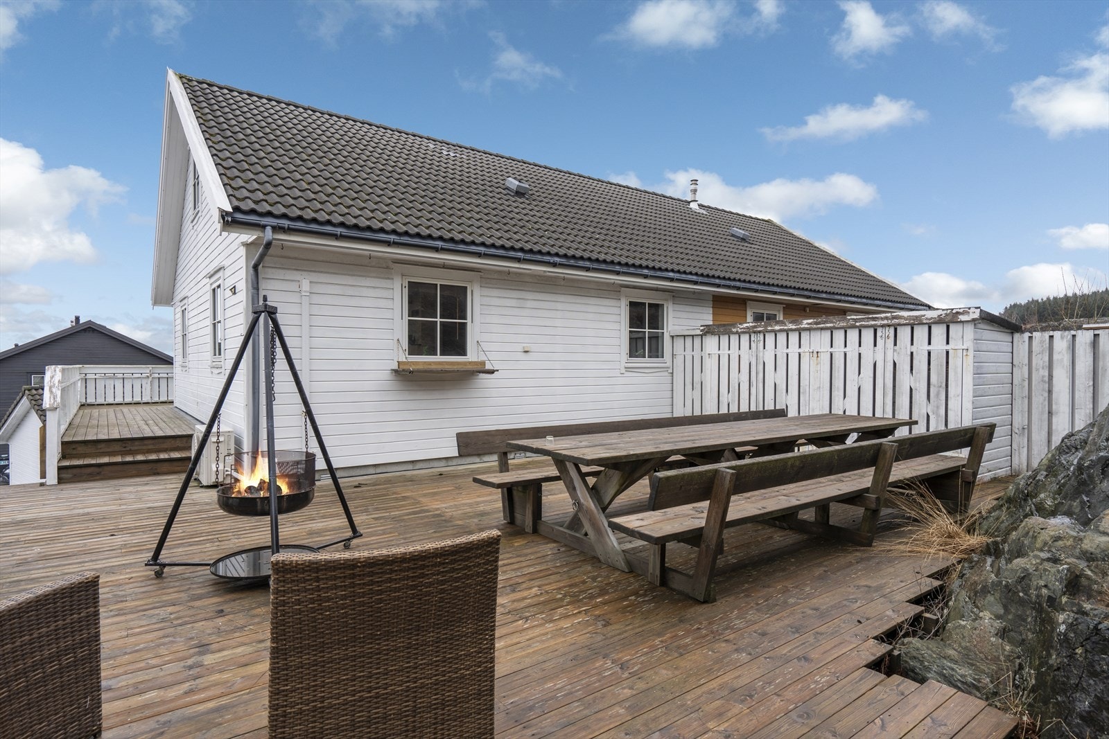 Stor, skjermet og solrik terrasse i bakkant Galleribilde