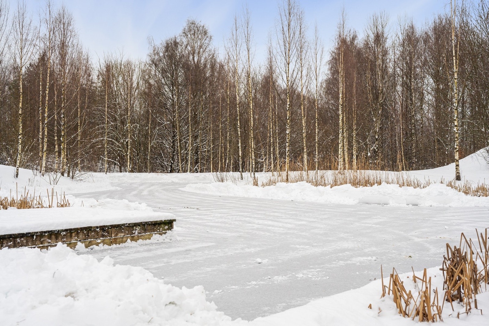 Flere av de etablerte dammene i området måkes av frivillige, slik at det skapes naturlige skøytebaner Galleribilde