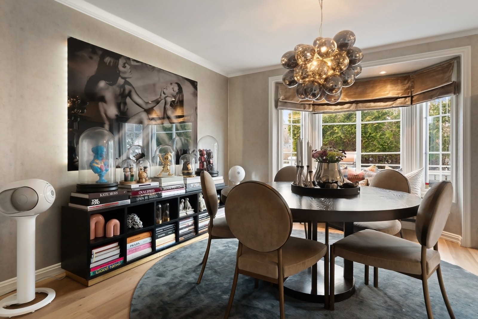 Hele rommet har enstavs laminatgulv og det er downlights i karnappet. Galleribilde