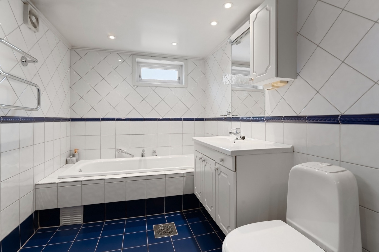 Badet i kjelleren er eldre, og innredet med bl.a et innfliset badekar. Galleribilde