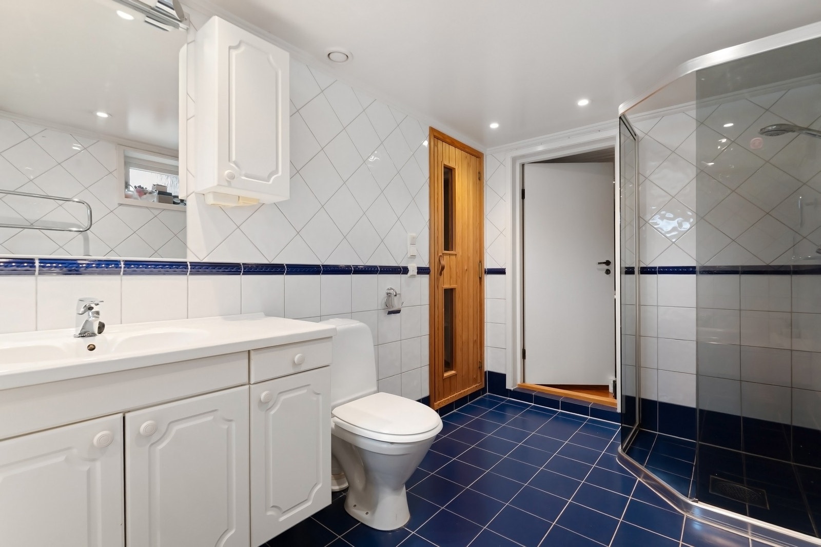 På badet er det dusjhjørne med glassvegger og adkomst videre til badstue. Galleribilde