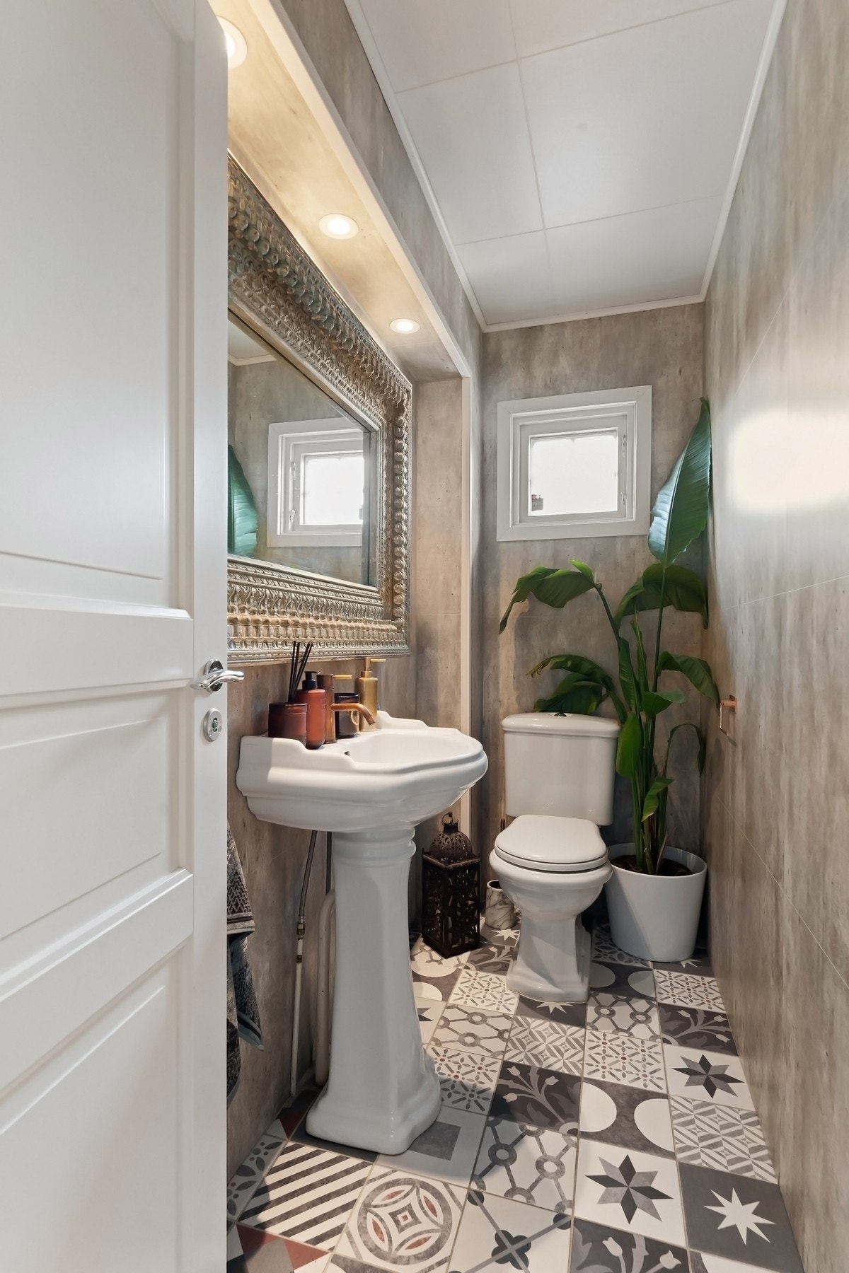 Toalettrommet har adkomst fra gangen i første etasje og er pent utført med bl.a. mønsterfliser på gulvet. Her er det speil, søyleservant og et toalett. Galleribilde