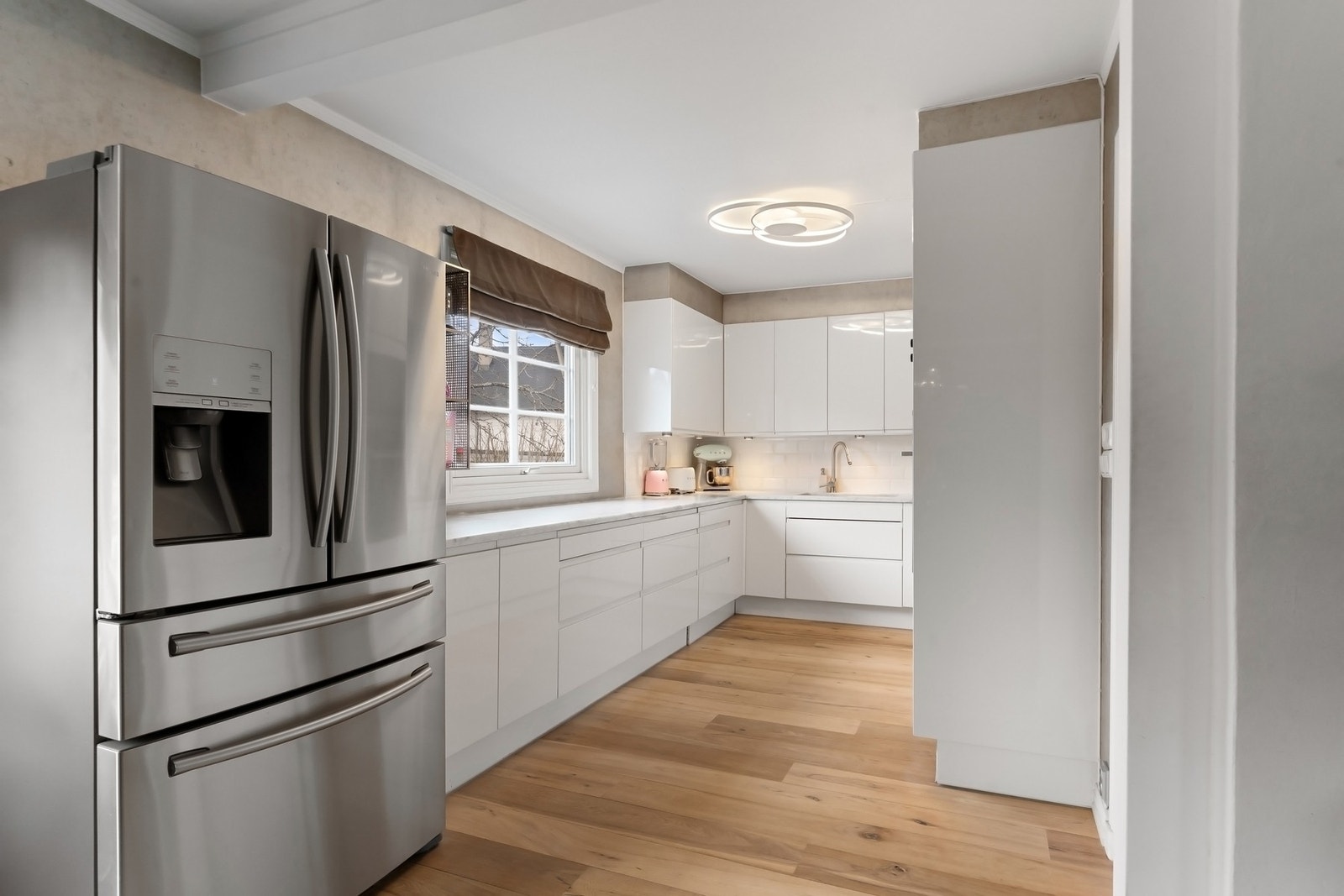 Kjøkkenet har integrert induksjonstopp, stekeovn, mikrobølgeovn og oppvaskmaskin, samt ventilator i børstet stål over kokesonen. Galleribilde