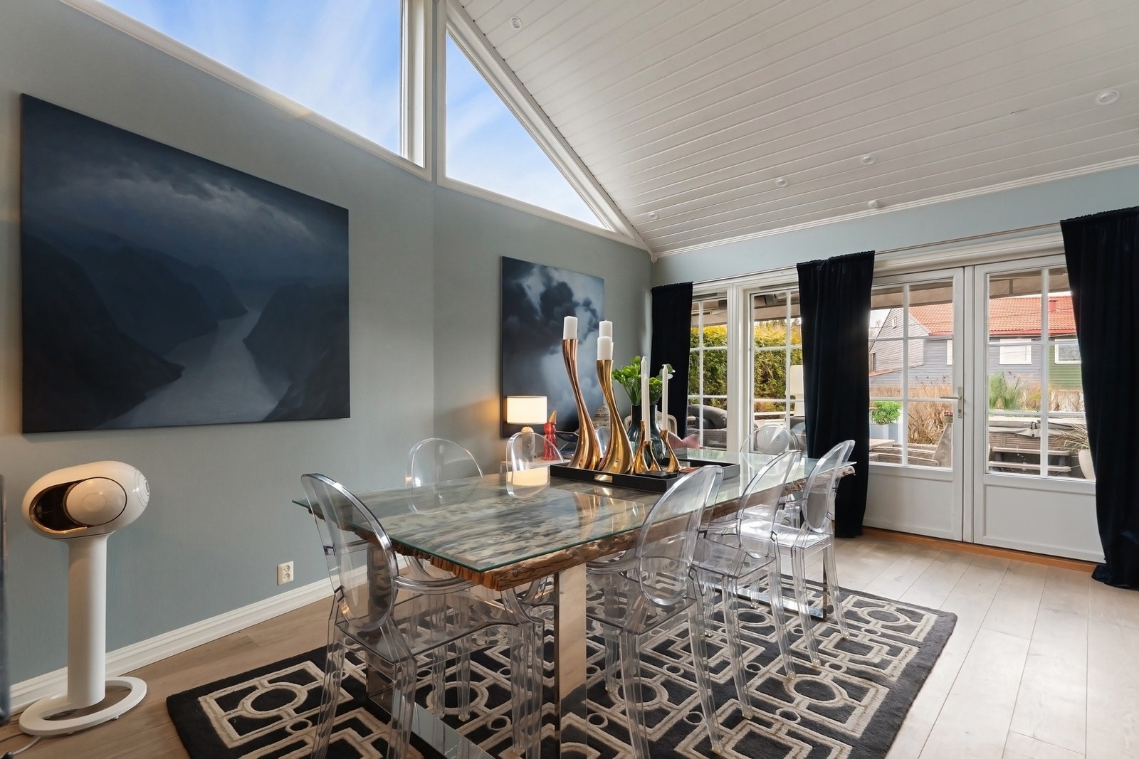 Mot vest er det utgang til en stor terrasse - en herlig forlengelse i sommerhalvåret. Galleribilde