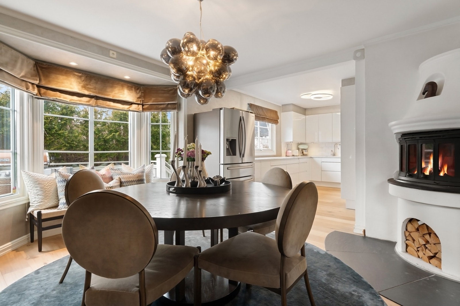 Rommet har lyse farger og godt med naturlig lysinnslipp. Galleribilde