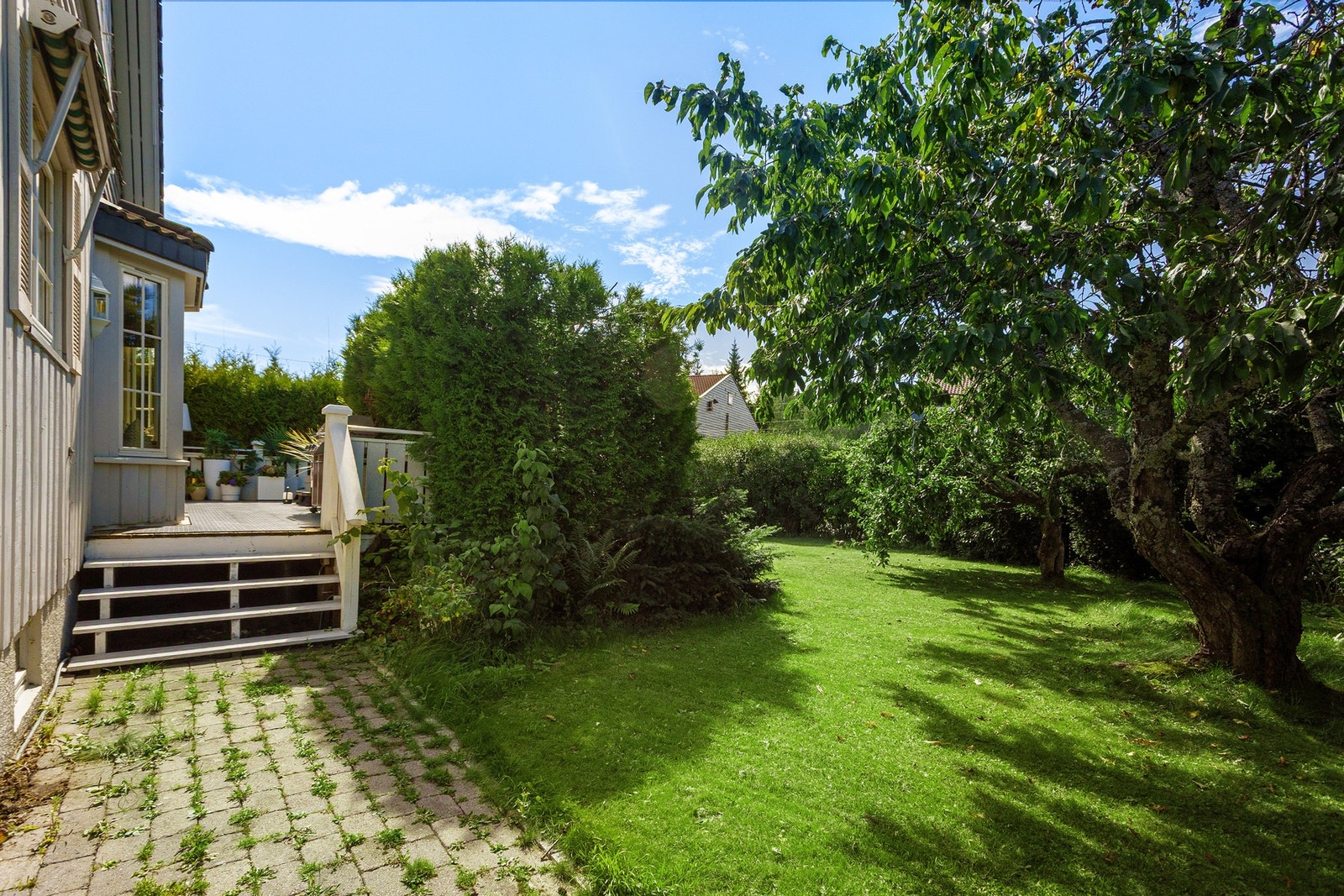 Hage med plen og hekk mot vest, syd og øst, der den største delen ligger solrikt mot sydvest. Galleribilde