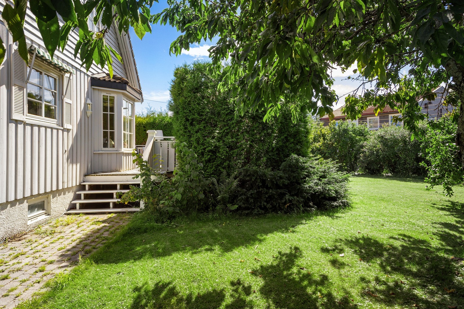 I hagen er det flere prydbusker og frukttrær som skaper ekstra idyll. Galleribilde