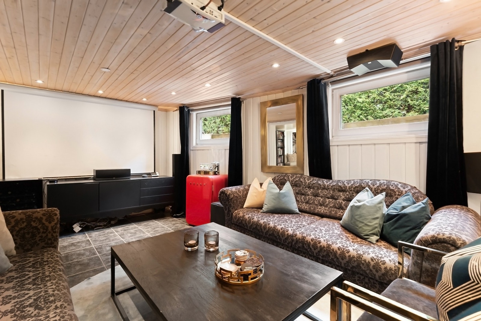 Det er god plass til sofagruppe og tv-løsning, samt lerret og projektor. Galleribilde