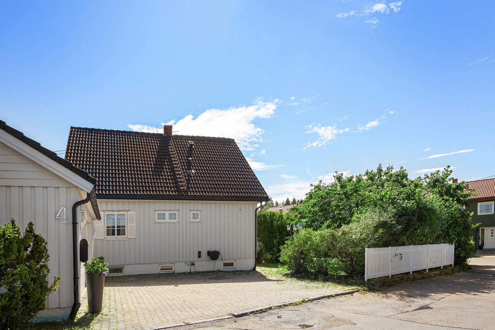 Det er parkering i dobbelgarasje med bod, innlagt strøm og leddport i aluminium med automatisk portåpner. Det er også plass til biler på gårdsplassen. Galleribilde