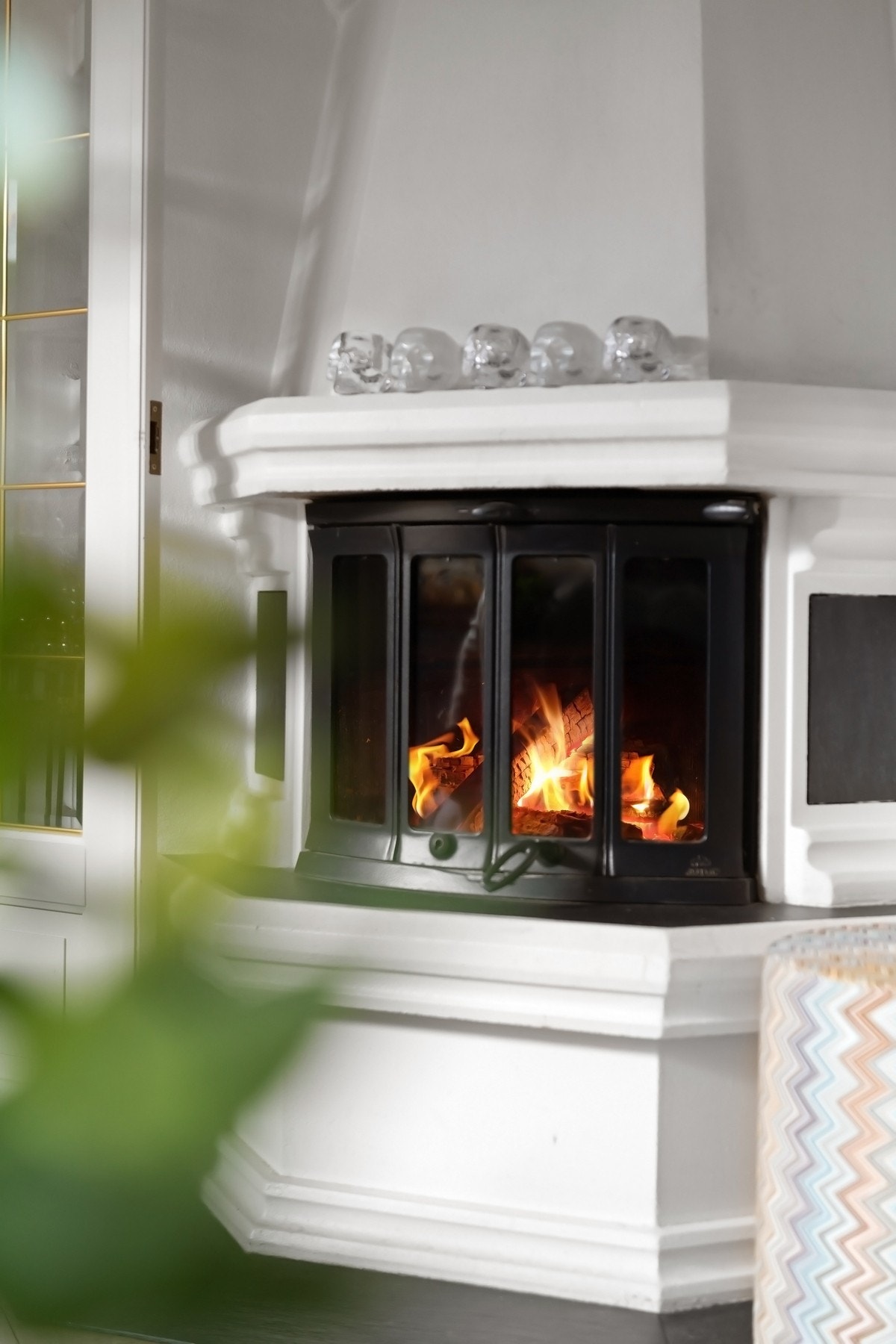 Det er også hygge fra en peis med glassdører. Galleribilde