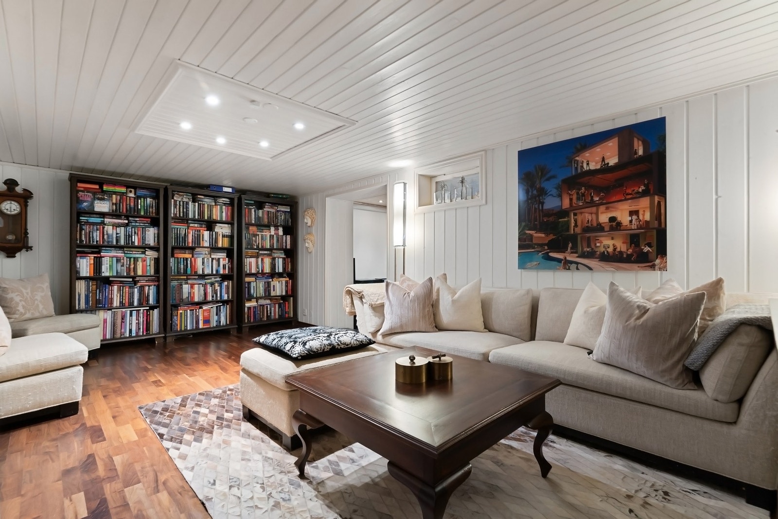 Rommet har god plass til en romslig sofalounge med mer, og slike rom er uvurdelig for familier som trenger ekstra spillerom og privatliv. Galleribilde