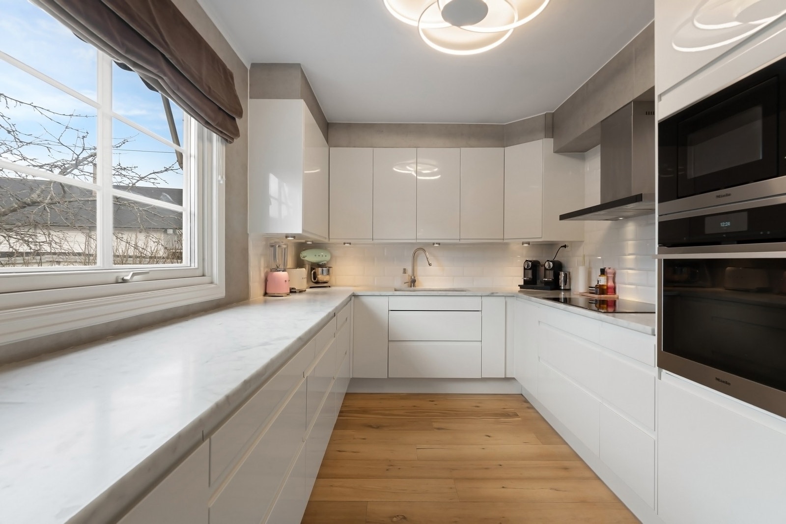 Det er hvite metrofliser og belysning over benken, samt et vindu over den ene benken. Galleribilde