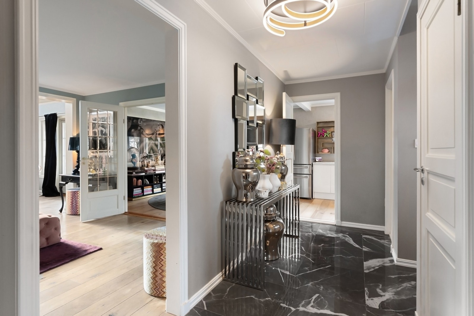 Gangen leder inn til spisekjøkken, stue, toalettrom og kontor. Galleribilde