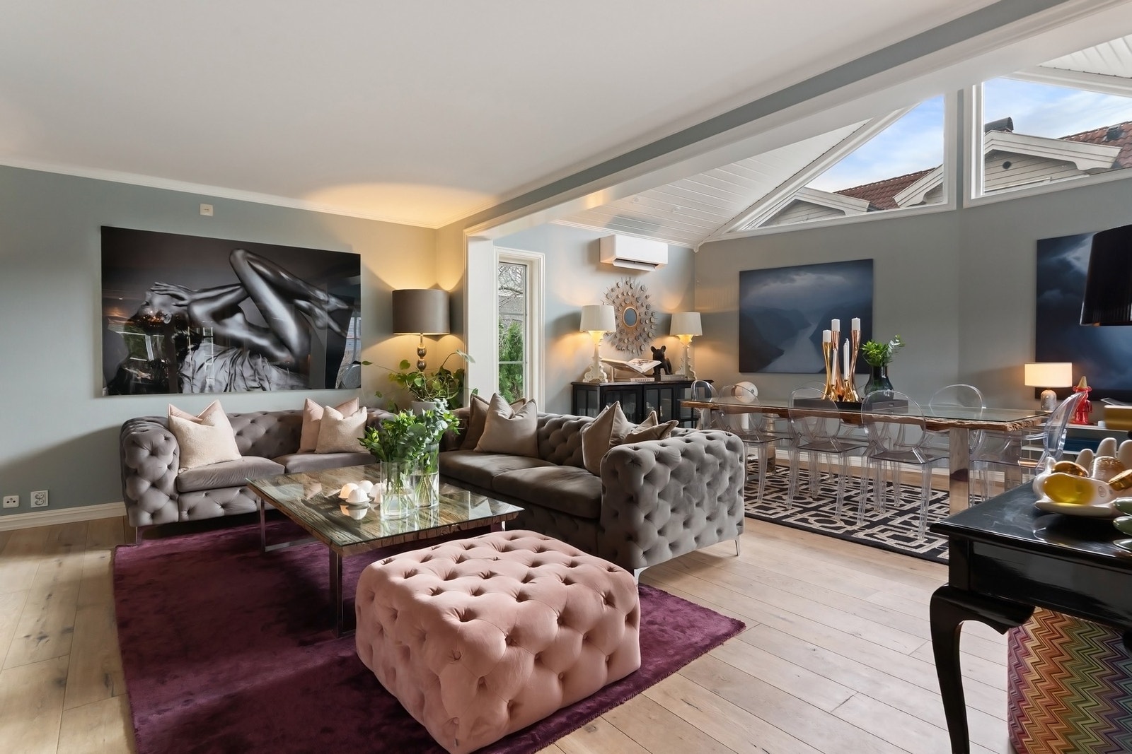 Det er glatte, malte veggflater, glatt hvitmalt himling i innerste del og hvitmalt panel i den mønede himlingen. Galleribilde