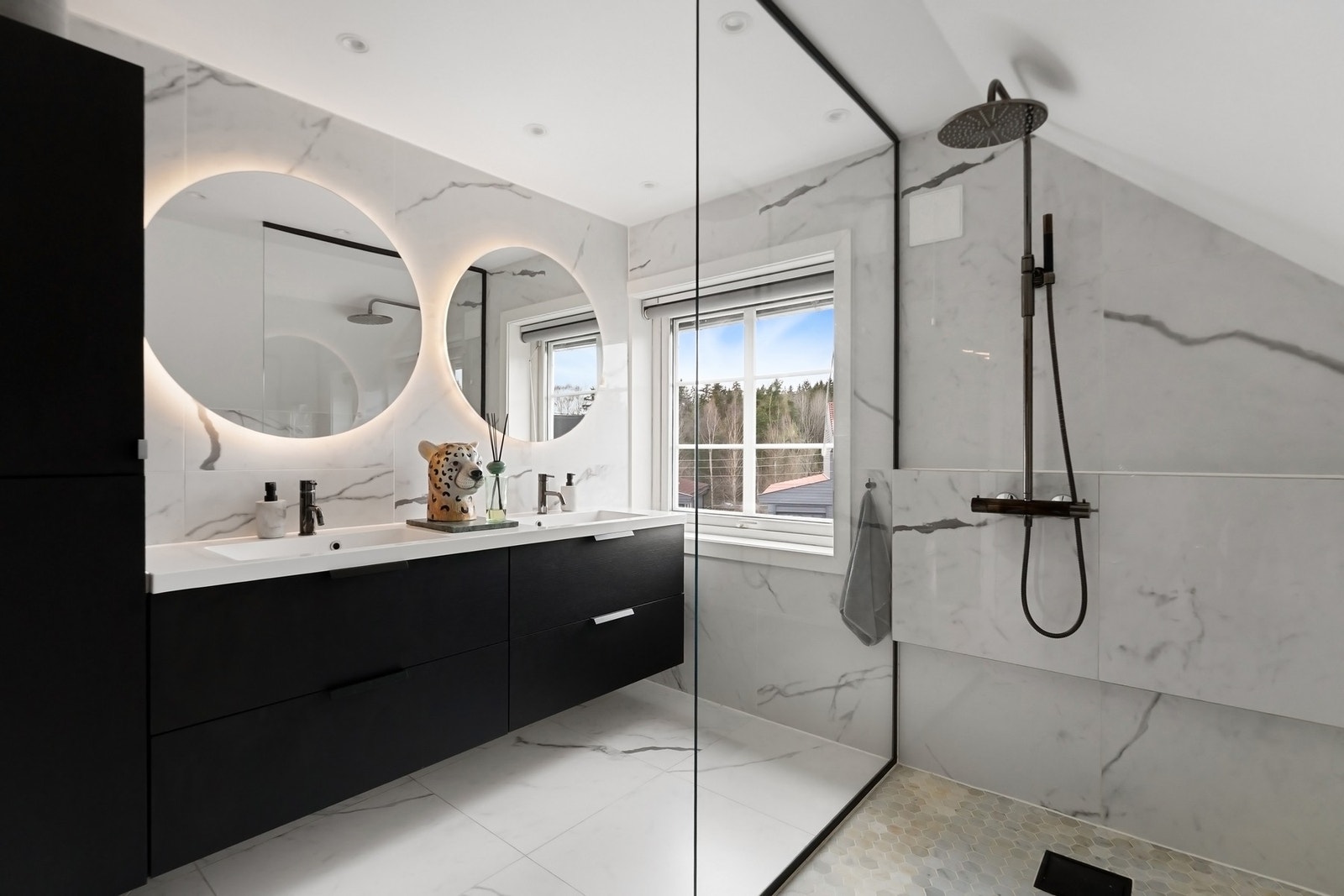 Badet i andre etasje ble pent pusset opp med flis-på-flis i 2021 og fikk samtidig ny innredning i moderne stil. Galleribilde