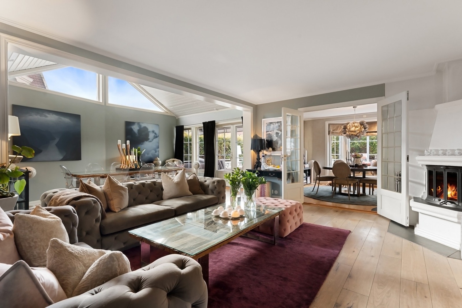 Den luftige stuen i første etasje har mønet himling i ytterste del, gode vindusflater langs to sider og mønevinduer langs den tredje. Galleribilde