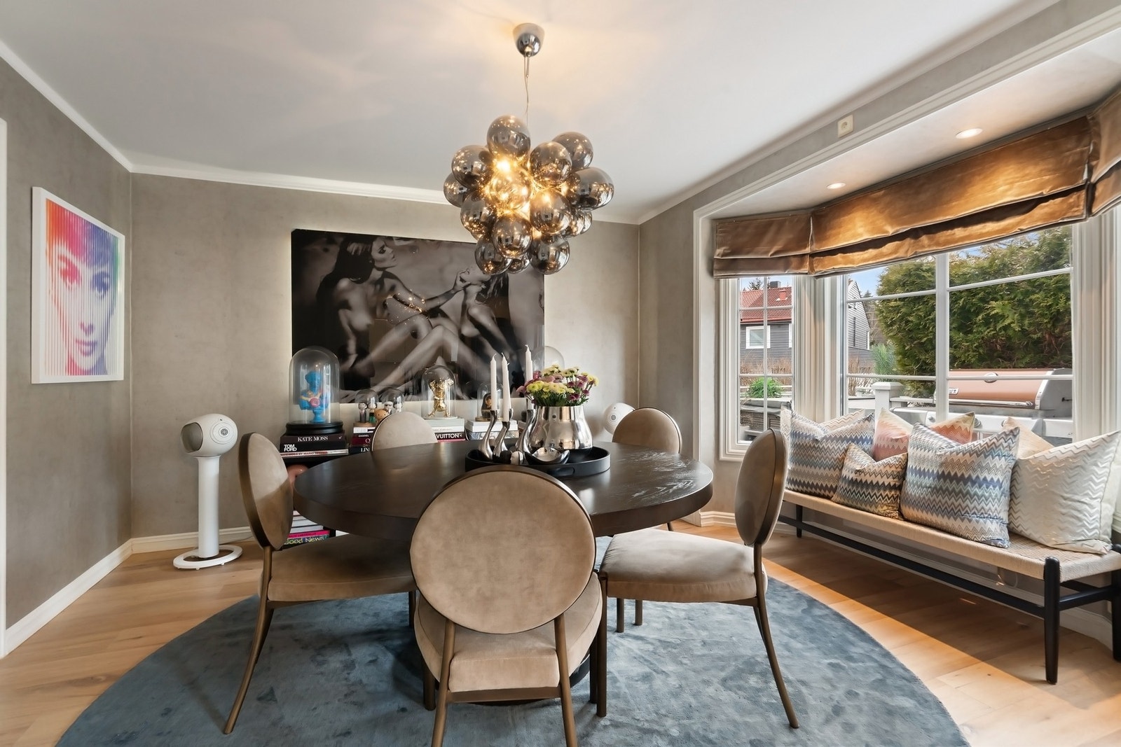 Romslig spisedel plassert mellom stue og kjøkken. Galleribilde