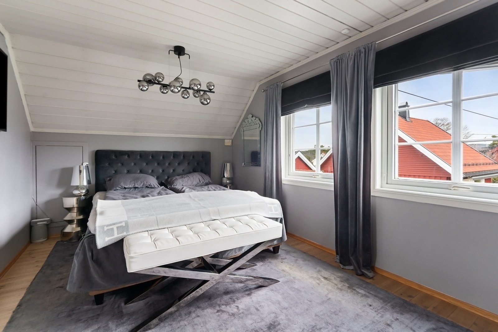 Soverommene oppe er lyse og pene med gode vindusflater, parkett/laminatgulv, hvitmalt panelhimling, gråmalte vegger og god plass til dobbeltseng. Galleribilde