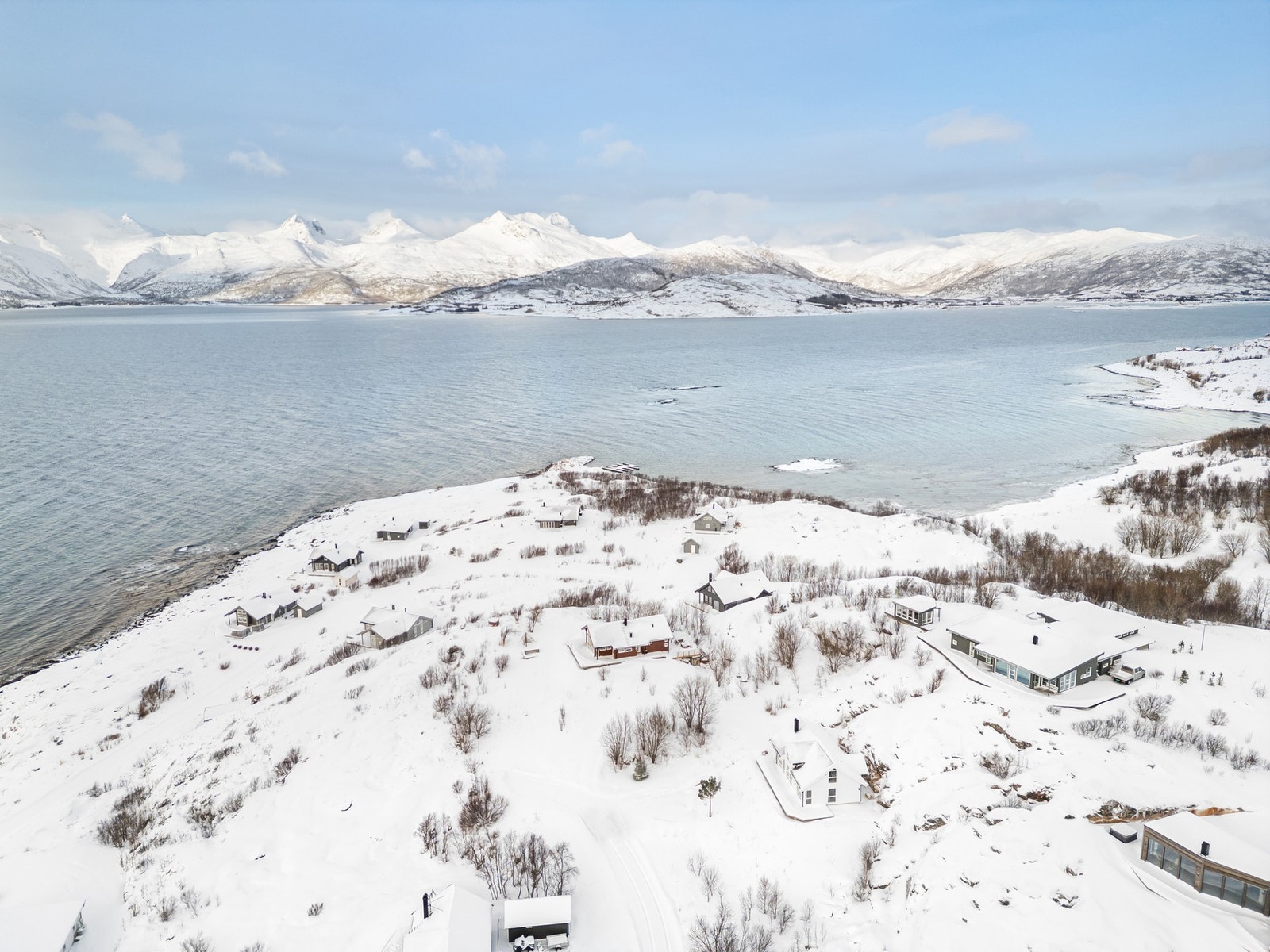 Eiendommen ligger i Vestfjord Panorama på Nes i Lødingen kommune i vakre naturomgivelser med nærhet til sjø og turområder Galleribilde