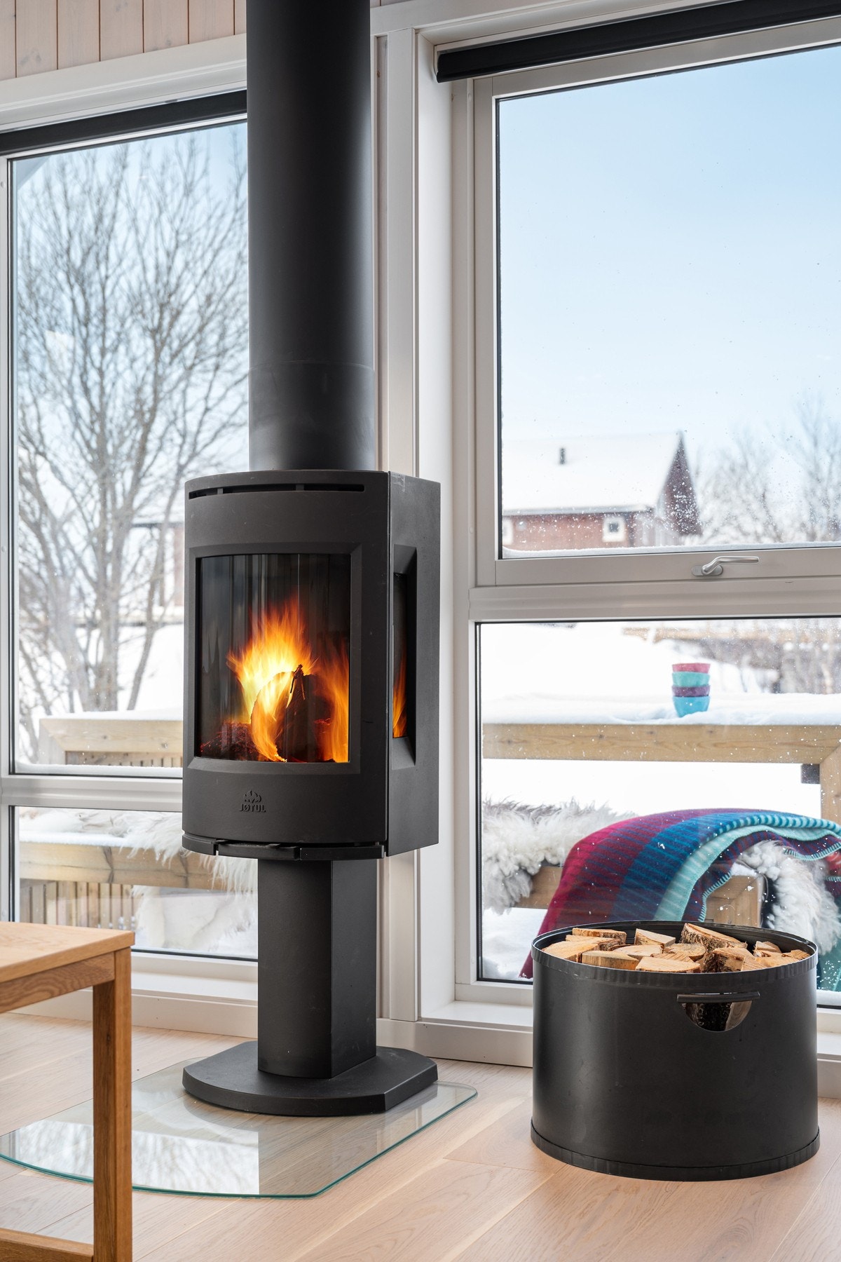 I tillegg til elektrisk oppvarming, kan du fyre i ovnen for ekstra varme og kos Galleribilde