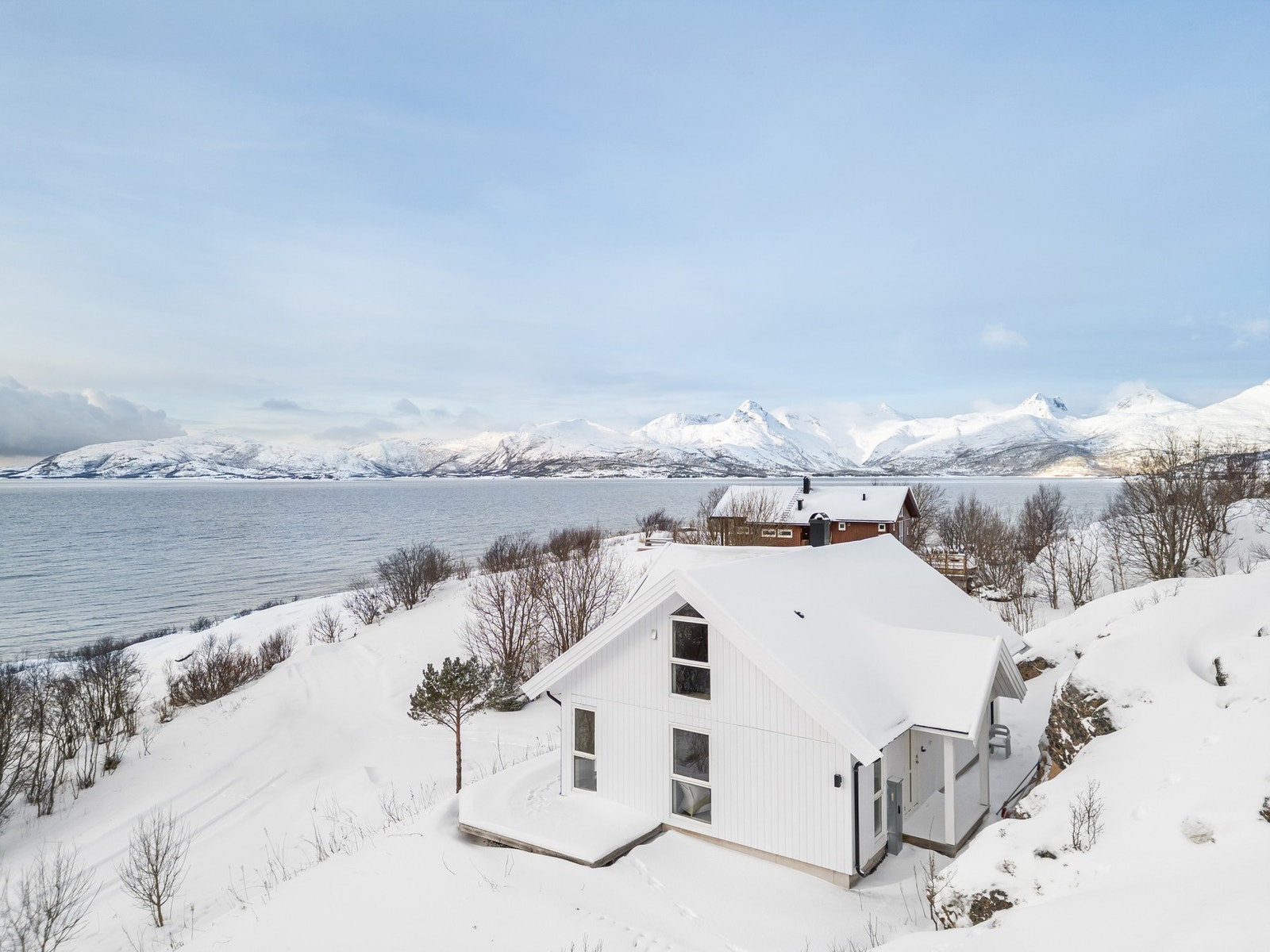 Pent oppbygd eiendom i et område med flere nyere fritidsboliger Galleribilde