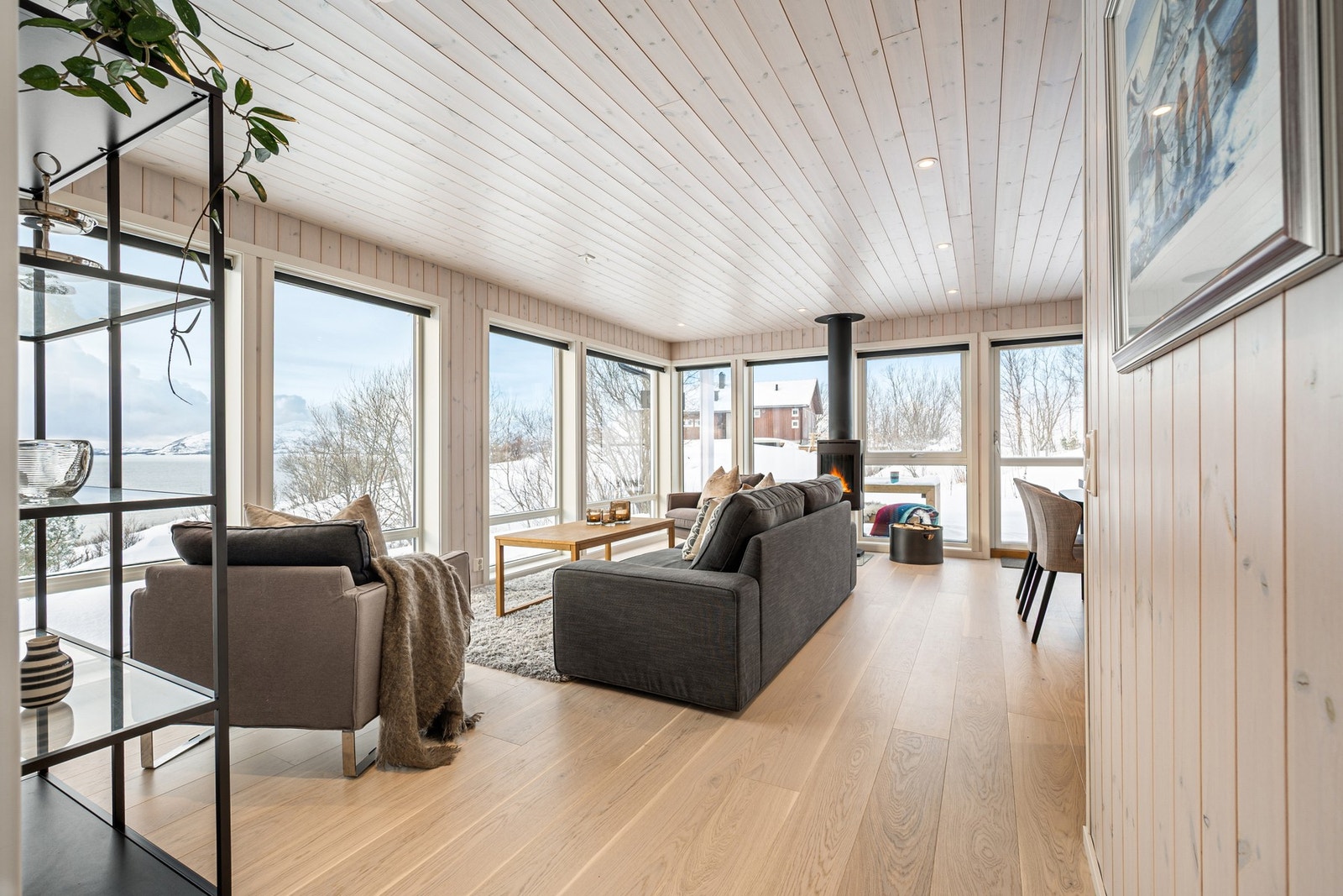 Enstavs eikeparkett i stue/kjøkken er nylig skiftet (2026). Her er det også varme i gulvet. Galleribilde