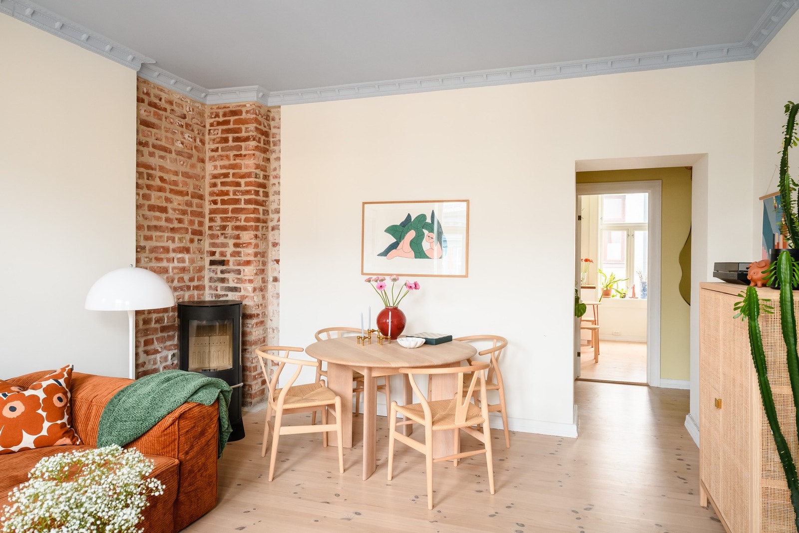 Et innbydende oppholdsrom med god plass til møblering. Galleribilde