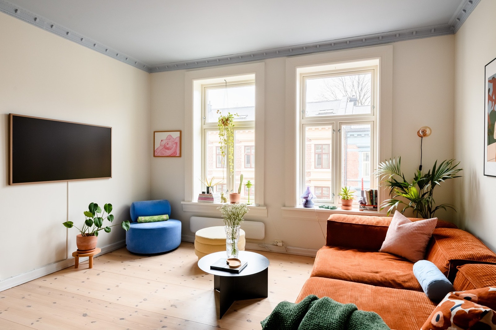 Stuen oppleves lys og luftig. Galleribilde