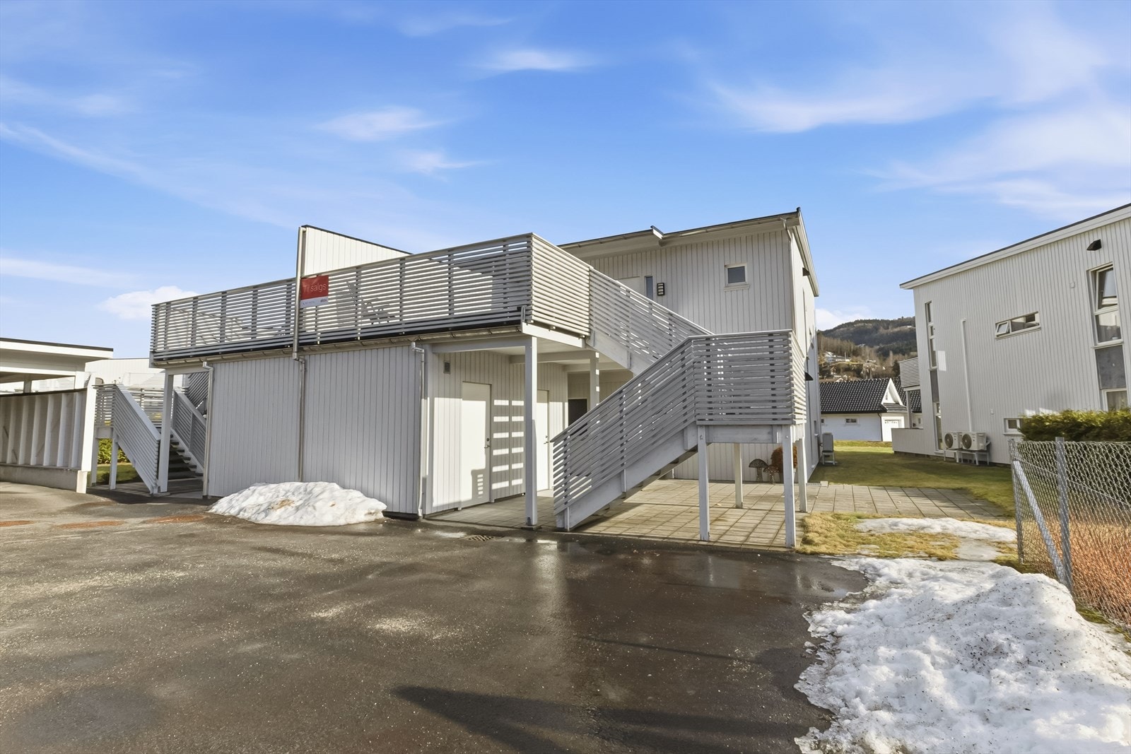 Like nedenfor trappen er utvendig bod. Galleribilde