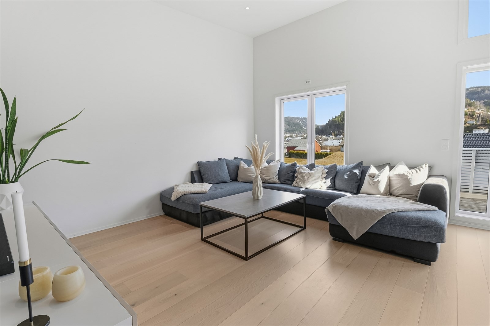 Det er høyt under taket og store vindusflater som gir en luftig og god atmosfære i rommet. Galleribilde