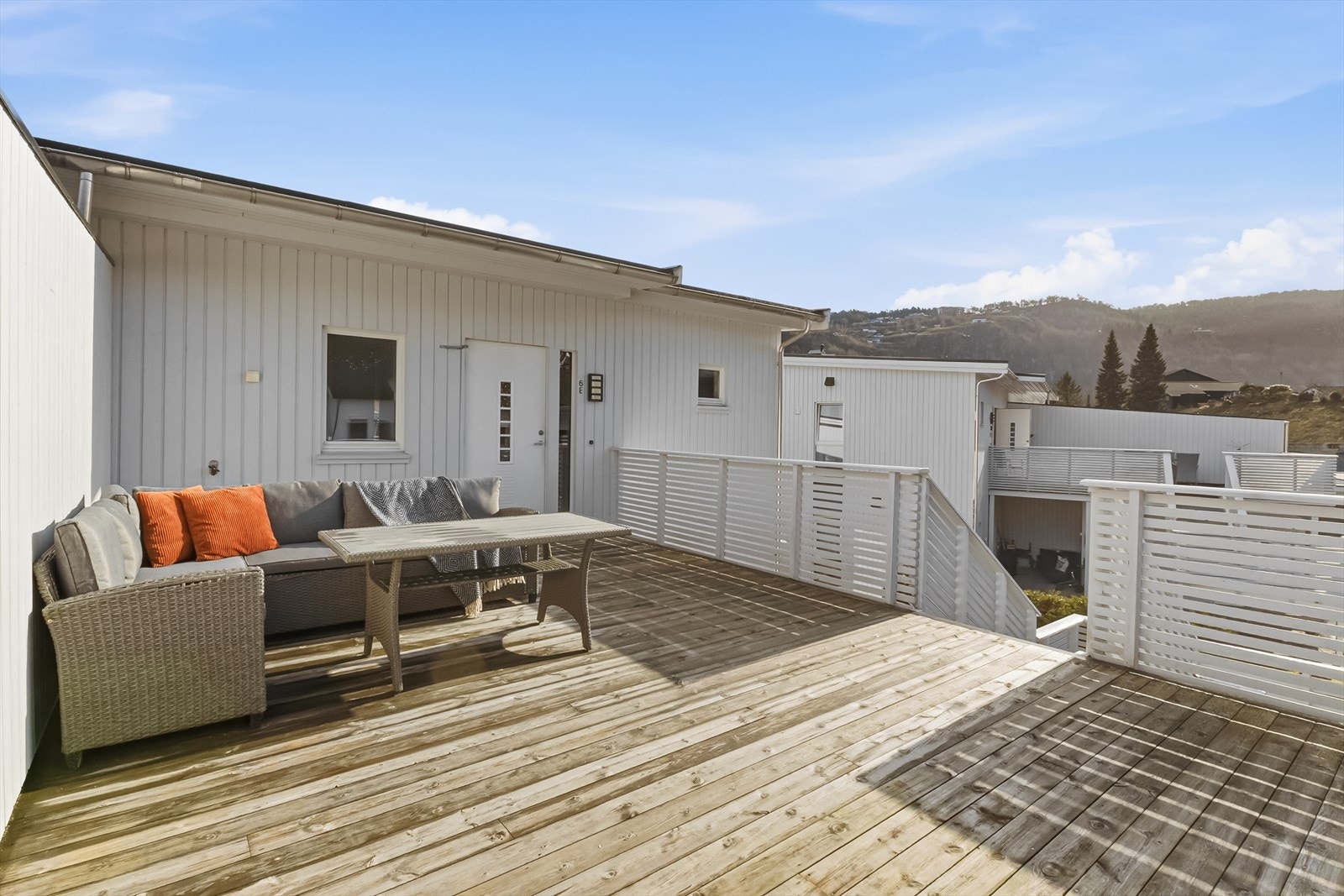 Romslig terrasse på baksiden av boligen - en hyggelig uteplass hvor man kan nyte kveldssolen. Galleribilde
