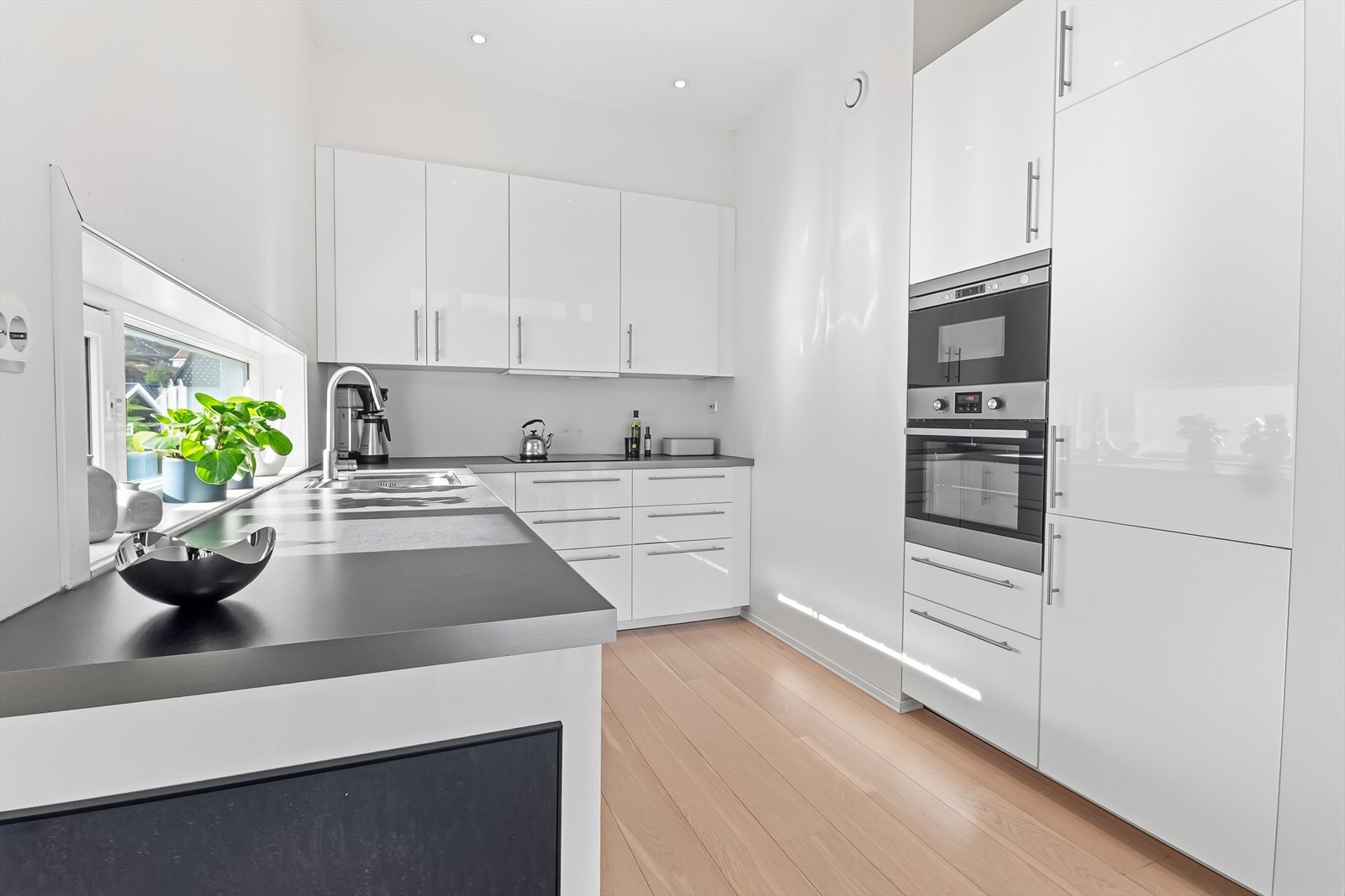 Svært praktisk og tidløst kjøkken. Integrerte hvitevarer og god skap- og benkeplass. Galleribilde